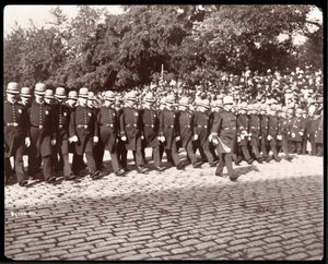 Vue de la marche de la police lors d